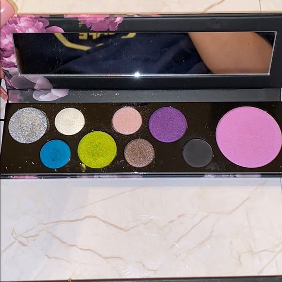 Eyeshadow palette - Picture 1 of 2